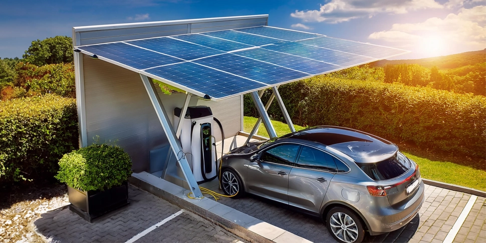 Cargar coche eléctrico con placas solares