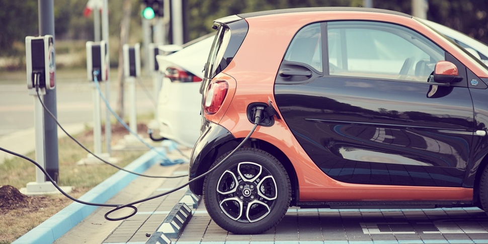 Coche eléctrico cargando en un parking