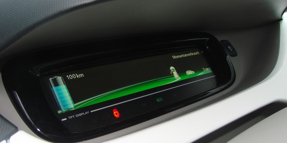 Pantalla de un coche eléctrico que muestra la batería restante