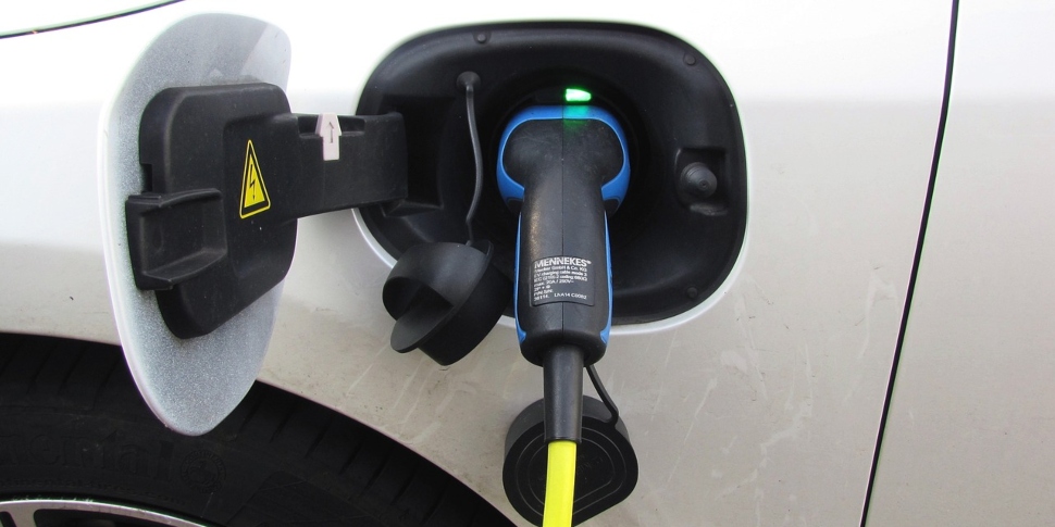 coche eléctrico cargando
